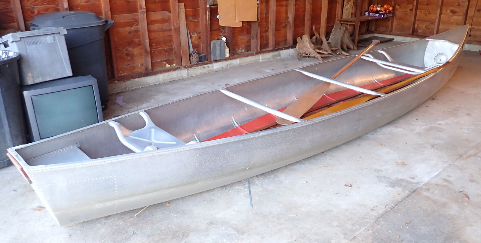 Grumman Aluminum Canoe w/ Viking Paddles (1 of 15)