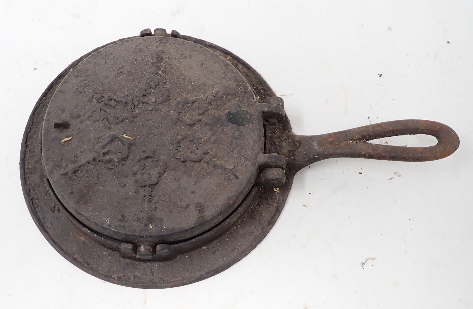 Early waffle iron (1 of 5)