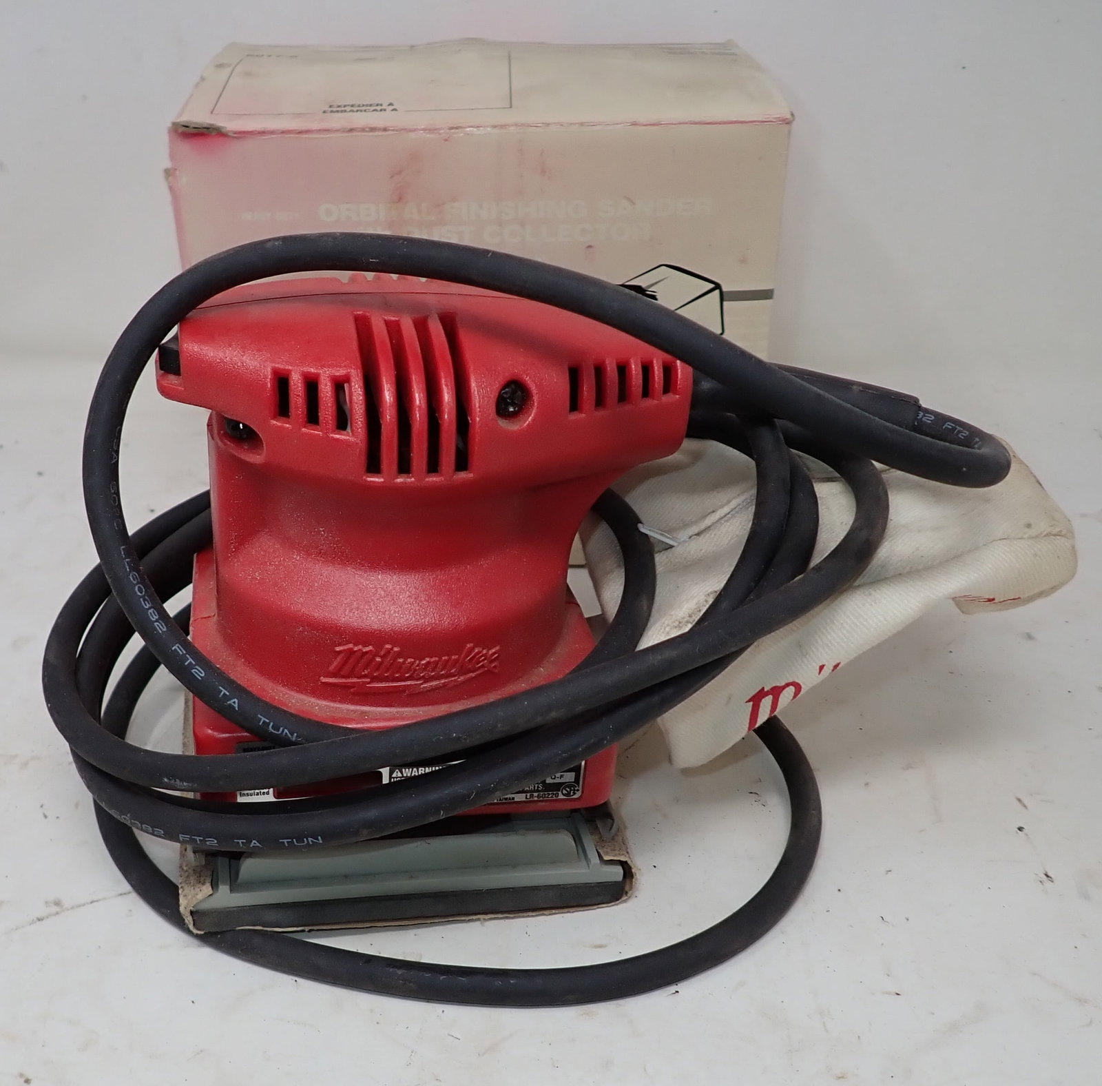 Milwaukee Finishing Sander: Sander
