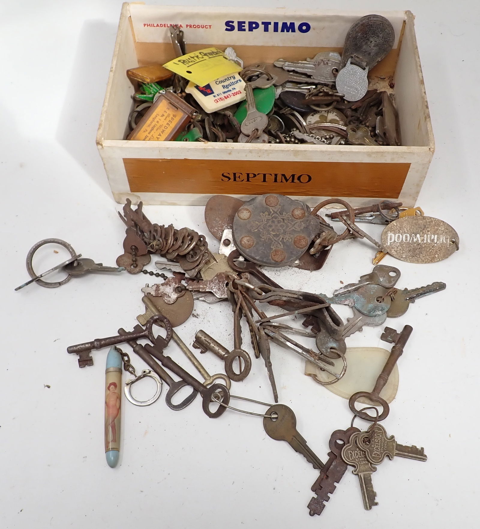 Skeleton Vintage Keys & Nudey Keychain (1 of 4)