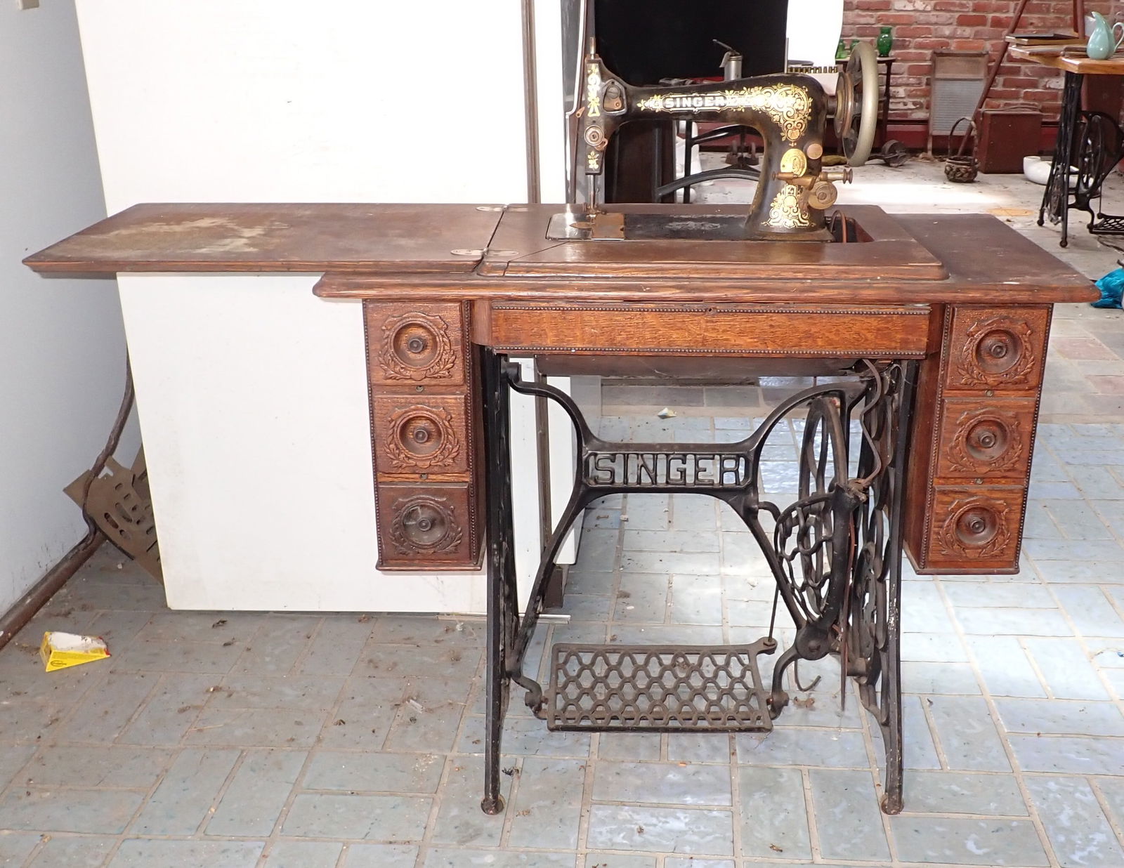 Singer Sewing Machine: NO SHIPPING ! Bring help to remove