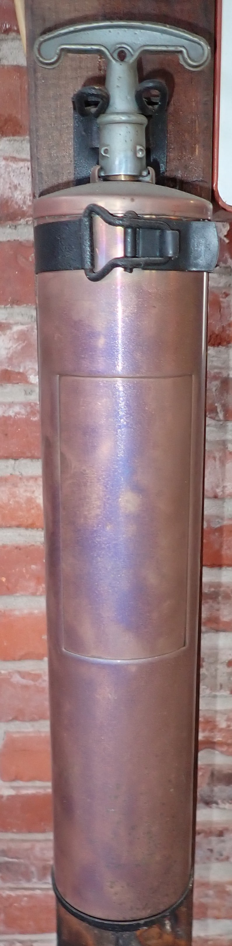 Fire Extinguisher & Wall Mount (1 of 2)