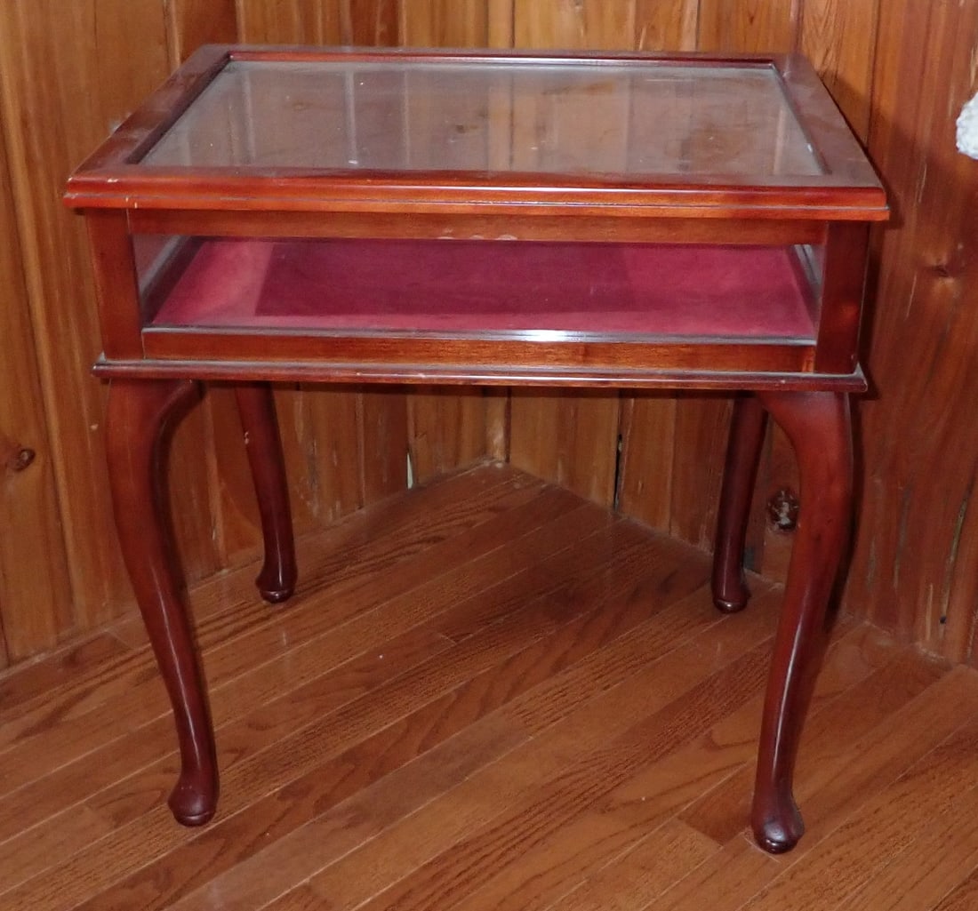 Queen Anne Style Table Display Case (1 of 3)