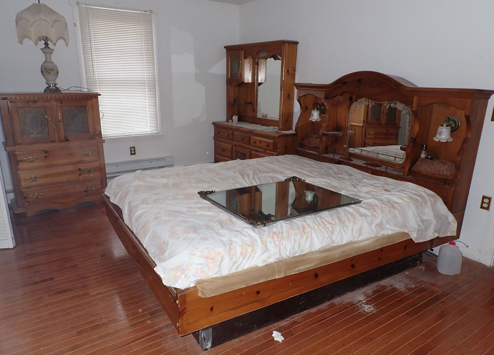 Bedroom Set & Misc Room Contents (1 of 10)