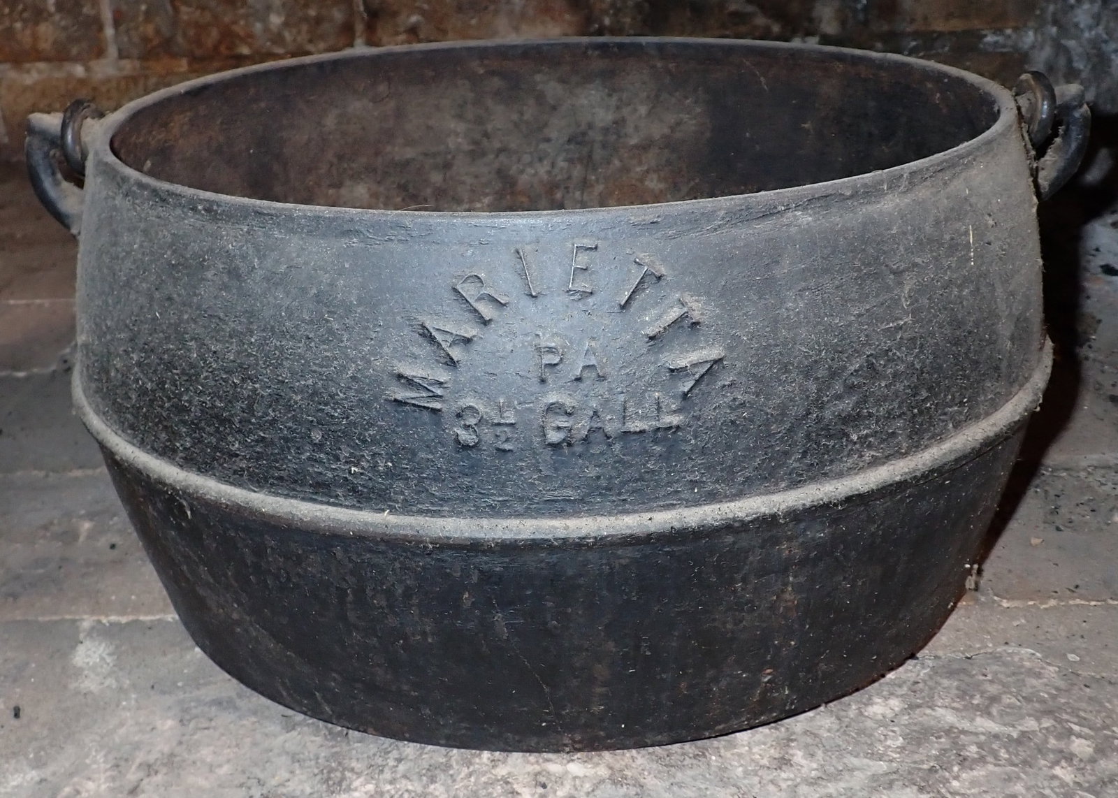 Marietta 3 1/2 Gallon Cast Iron Kettle: Does NOT include the hanger it is on. If shipping is needed, contact UPS Store 5528 to get a quote before bidding.