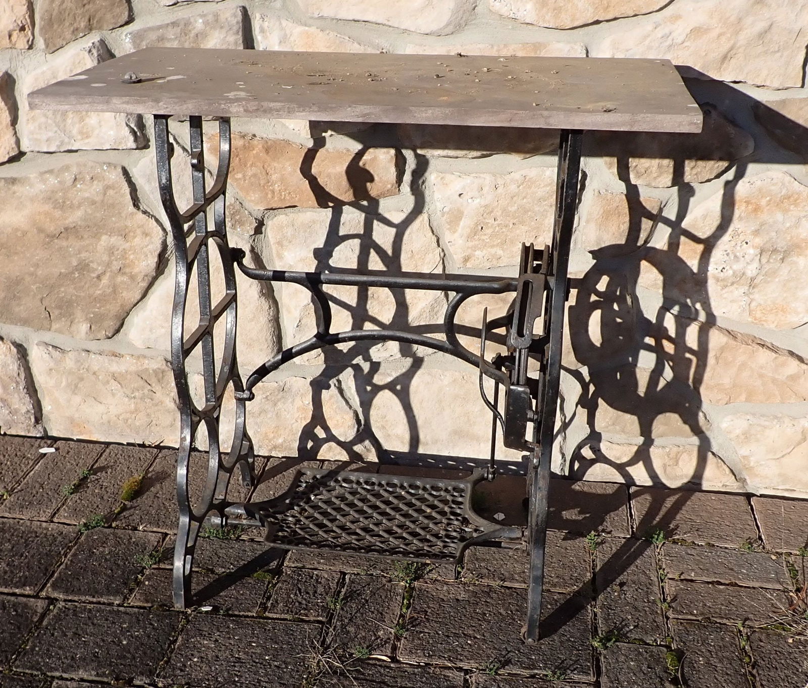 Cast Iron Sewing Machine Base: No shipping !