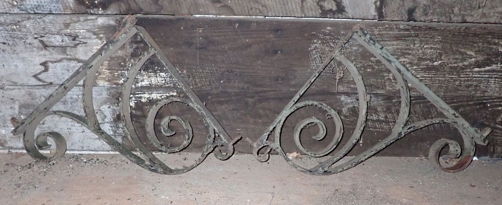 2 Iron Shelf Brackets: Approx 1 1/2" x 17" x 18 1/4". No shipping !