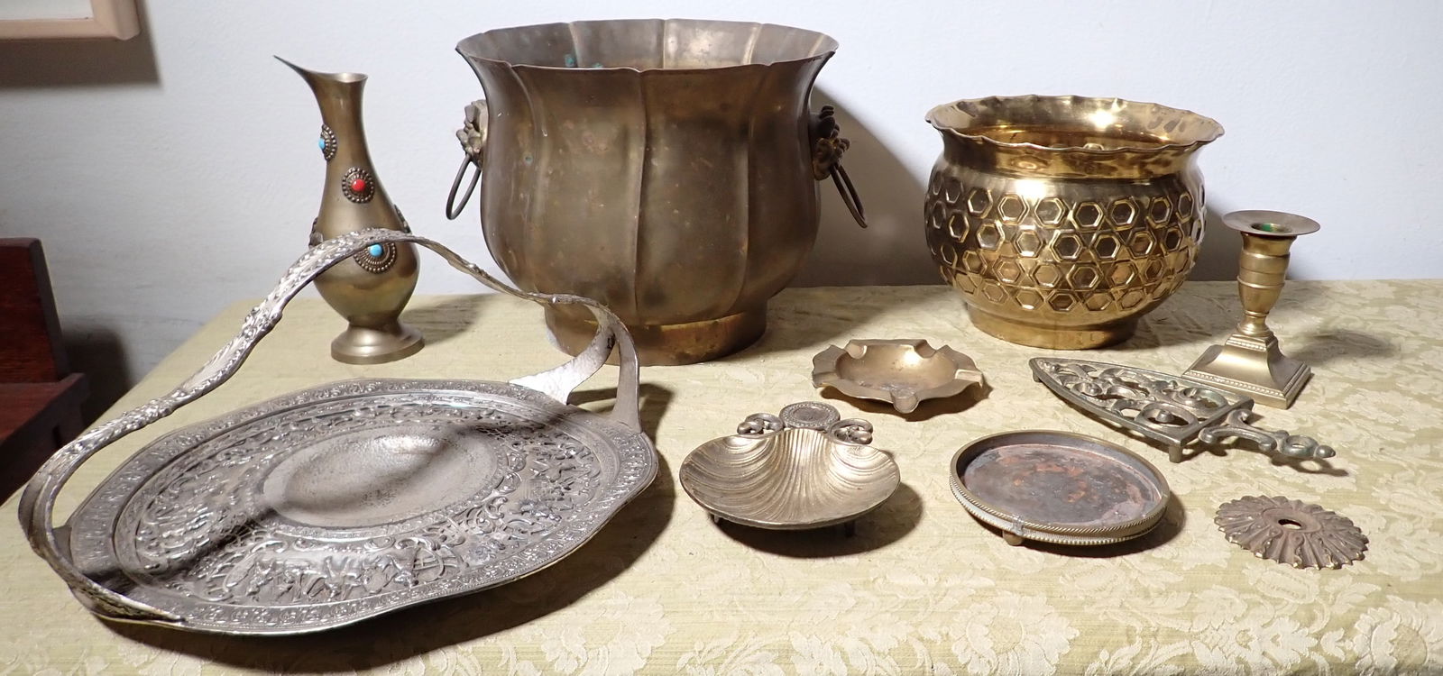 Brassware Pots Ashtray Trivet Shell Dish & Misc (1 of 4)