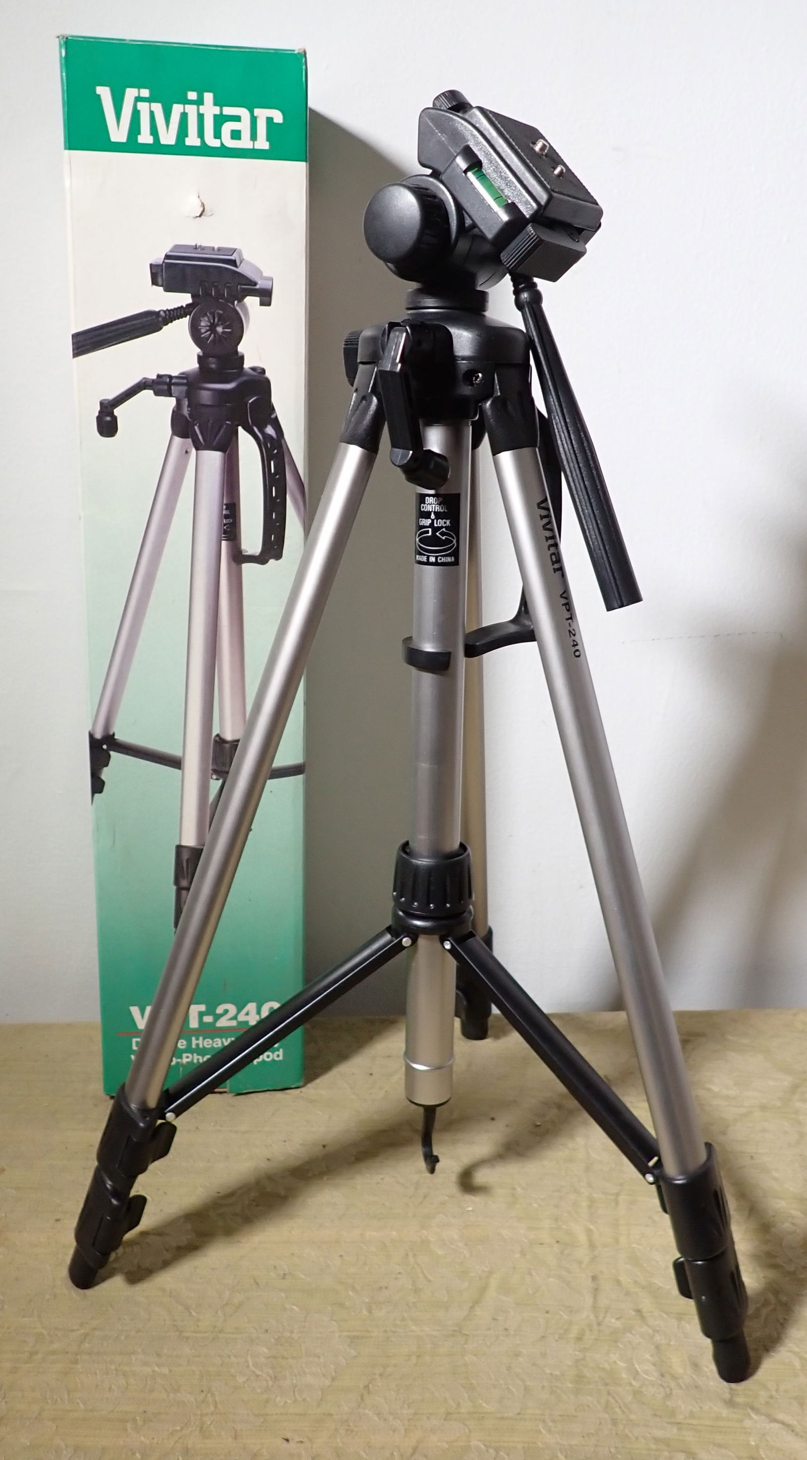 Vivitar VPT-240 Tripod (1 of 1)