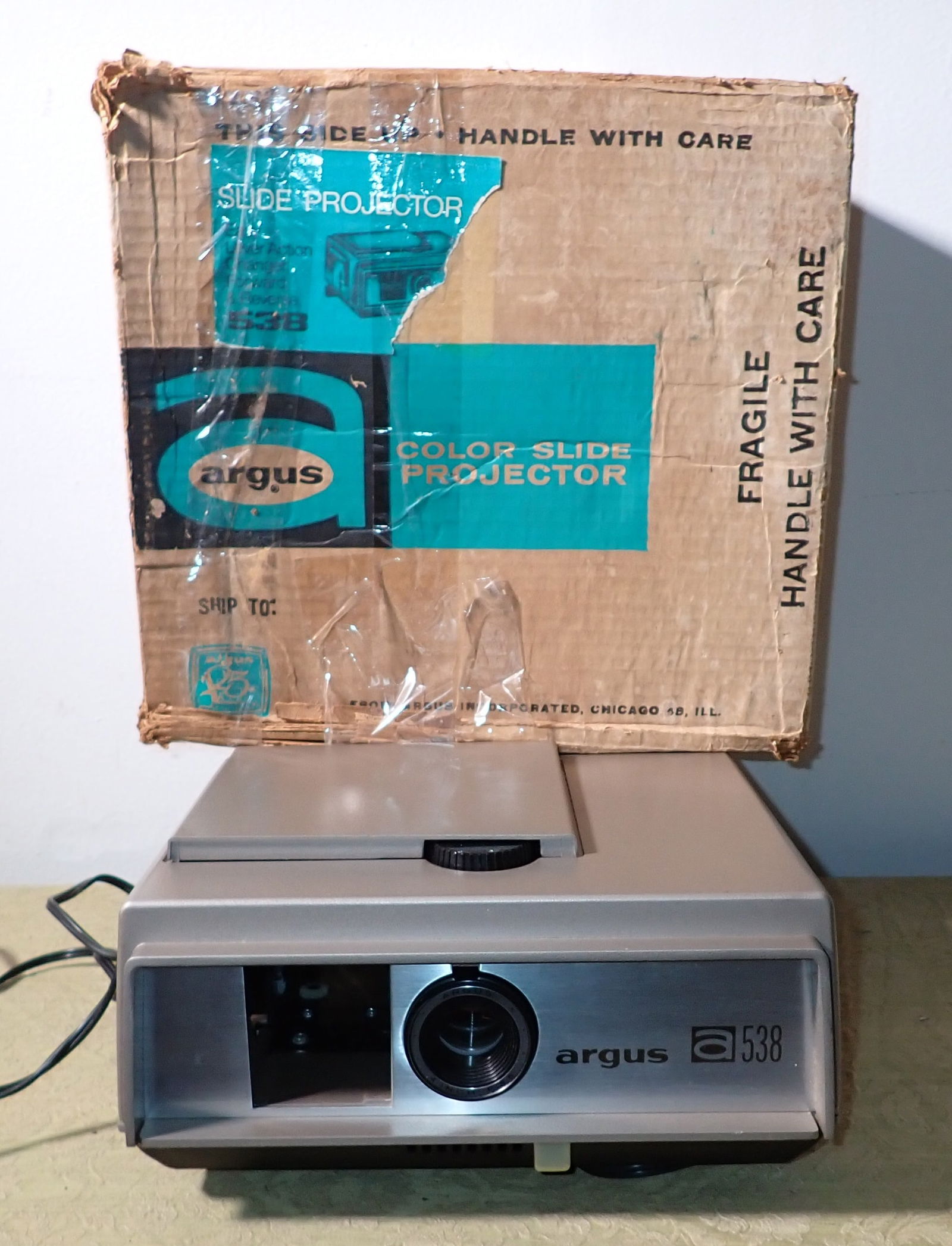 Argus 538 Slide Projector (1 of 4)