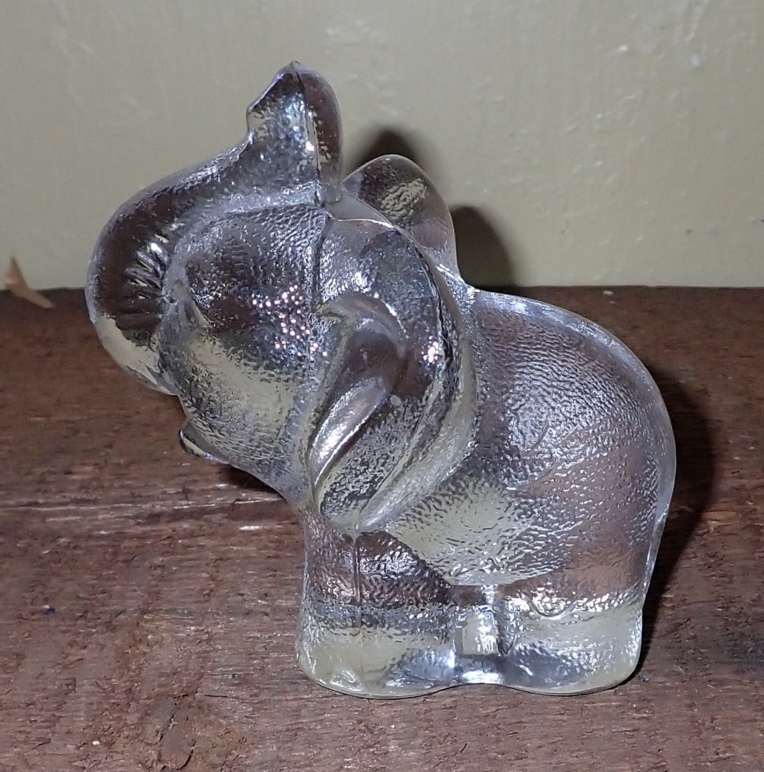 Glass Elephant Paperweight: Approx 4" tall