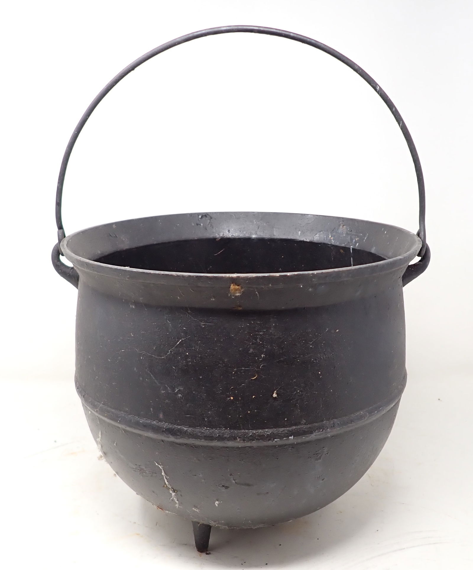 O.P & Co No. 9 Cast Iron Footed Kettle (1 of 2)