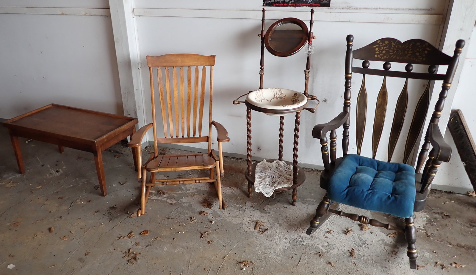 Rockers Coffee Table Ball & Pitcher Stand (1 of 6)