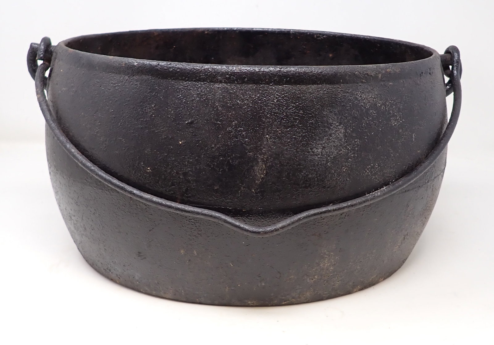Cast Iron Dutch Oven: Approx 10" x 12 1/2" x 7" tall