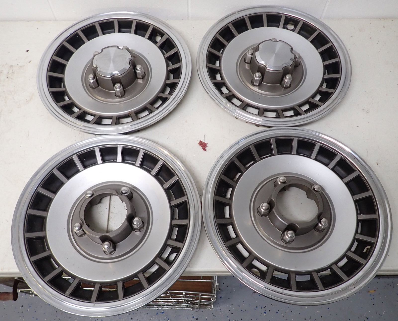1990's Ford 4x4 Truck Hubcaps: No shipping