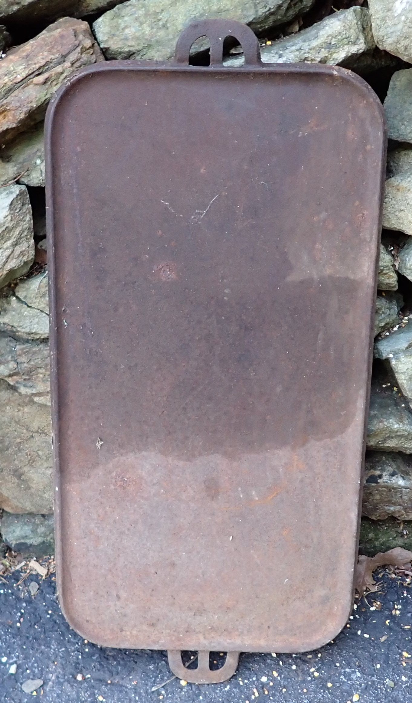 Early Foundry No. 11 Cast Iron Griddle (1 of 3)