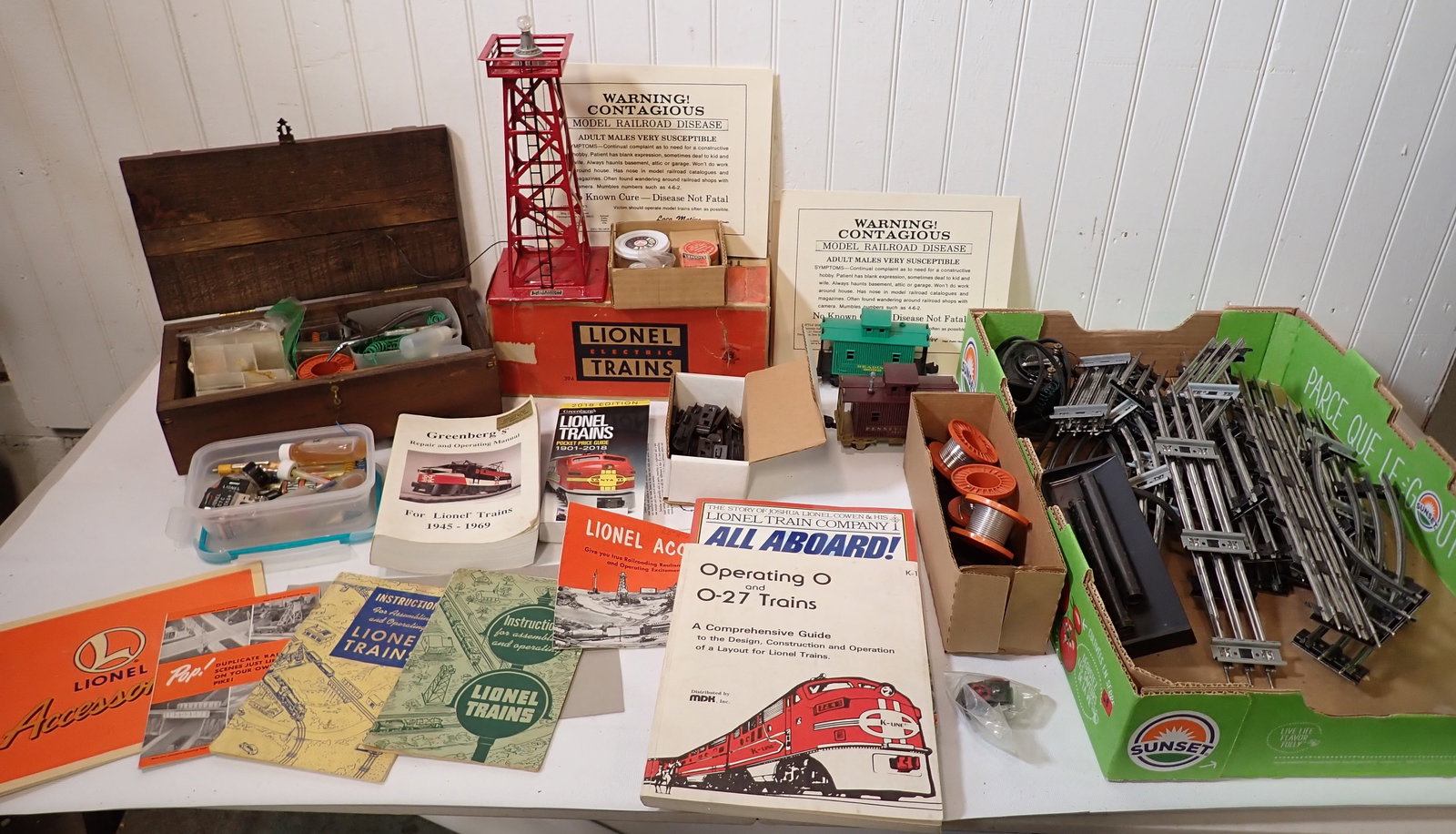 Lionel 394 Beacon Train Track Books & Misc (1 of 8)