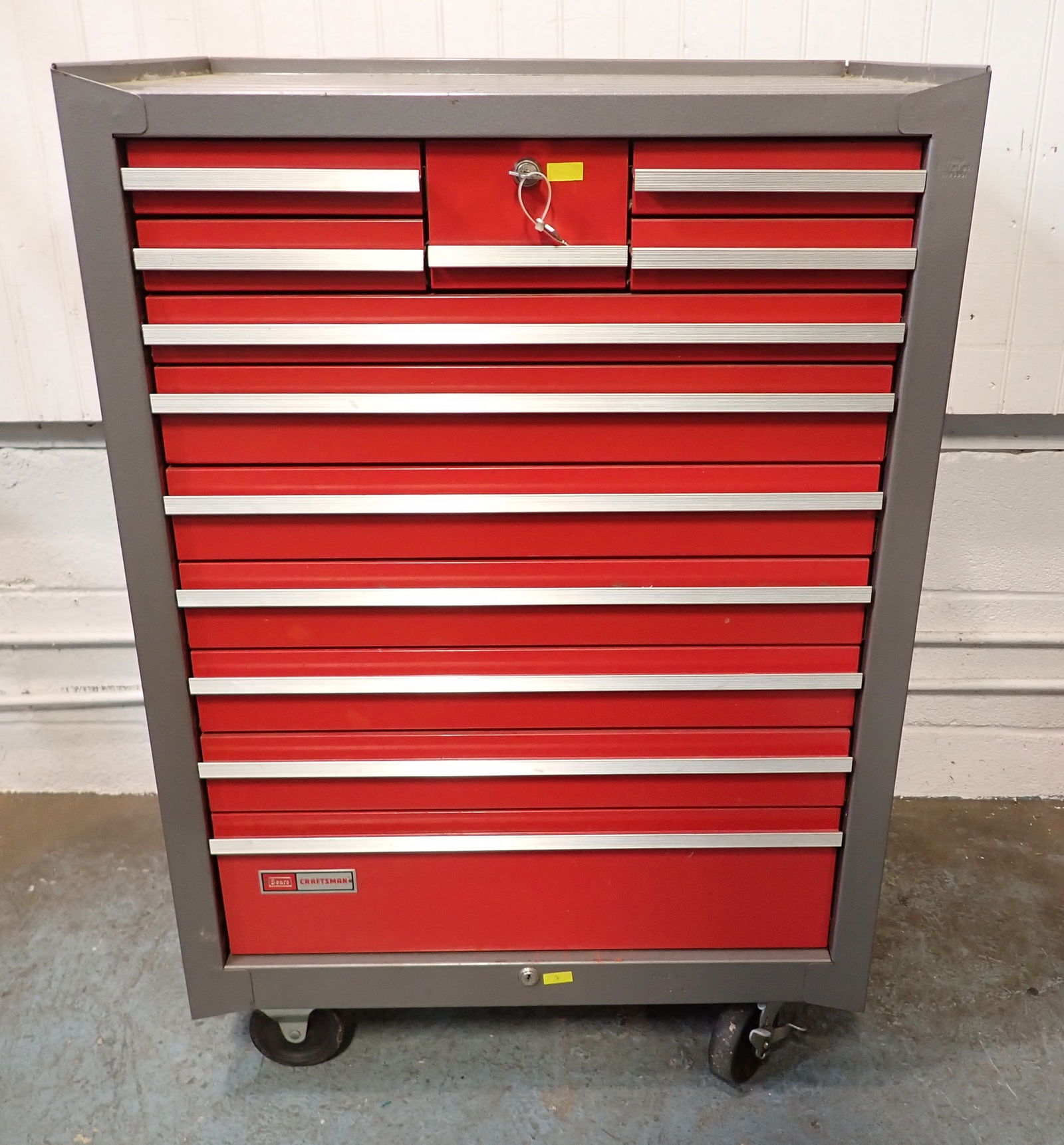 Craftsman Rolling Tool Chest (1 of 4)