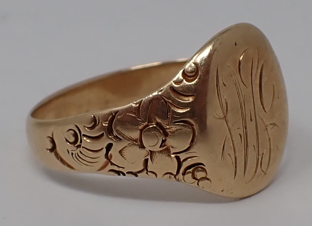 Mens 14k Gold Wedding Ring: Apprx size 12 3/4 . Weighs apprx. 4.19 dwt