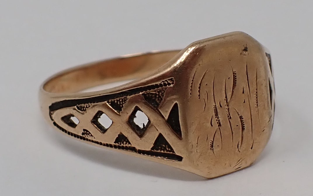 14k Gold Wedding Ring: Size - 8, weighs approx 1.82 dwt