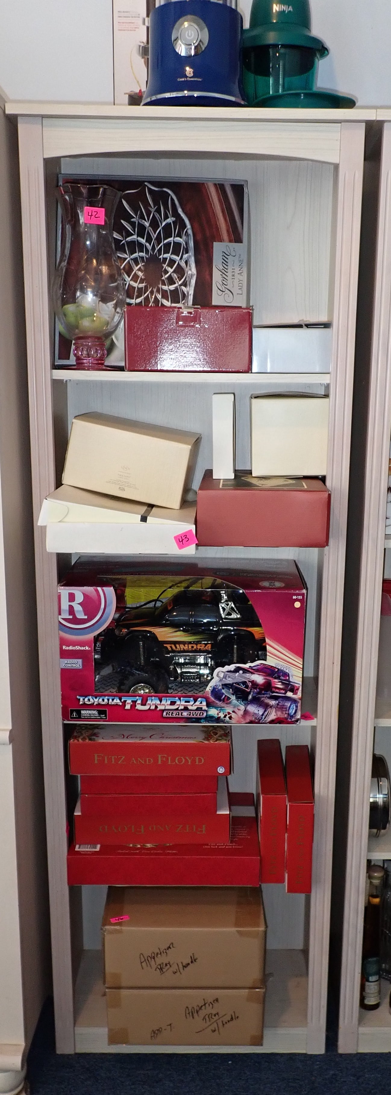Shelf: Does not include items on it. Pick up after 1pm only !