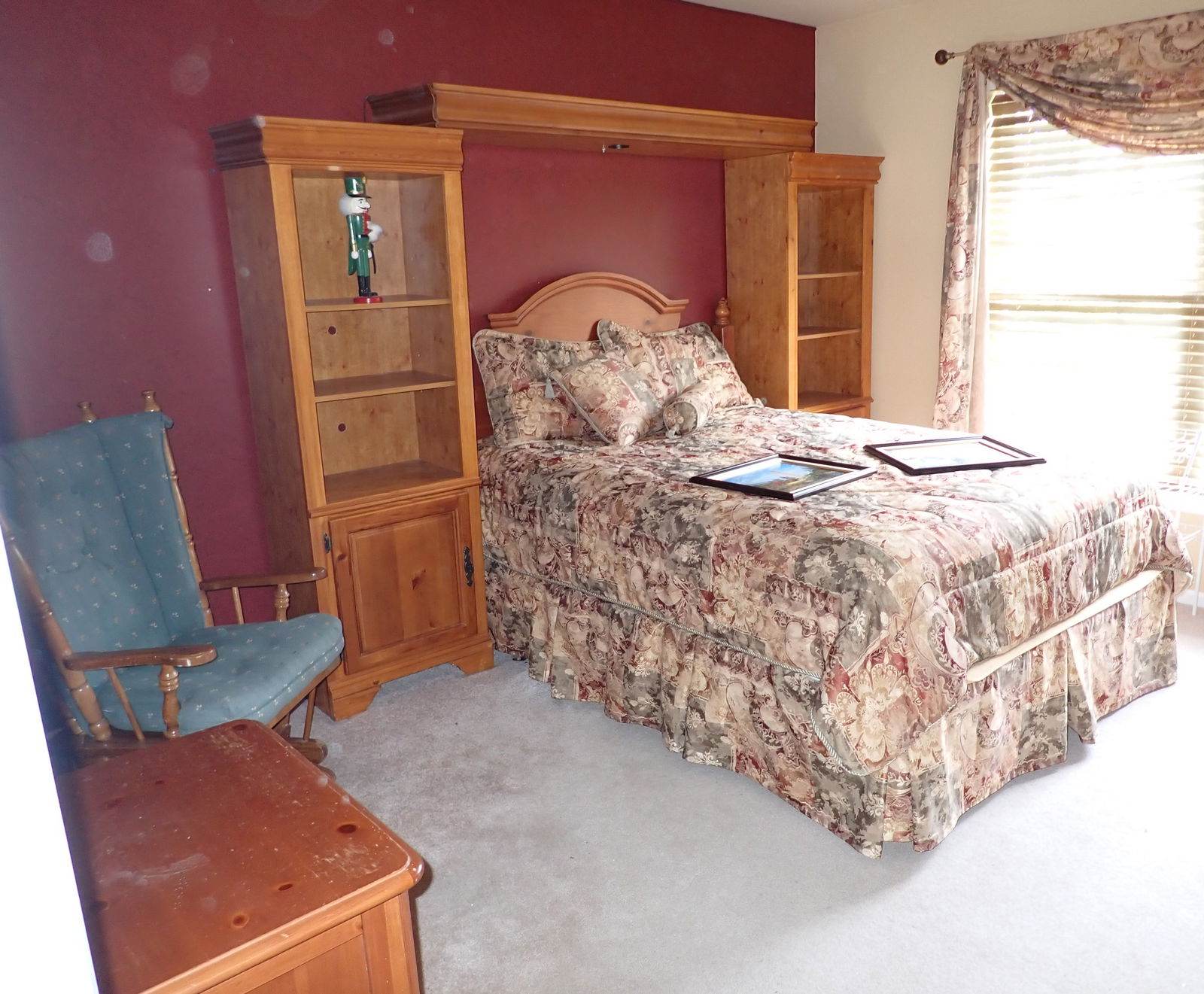 Bedroom Set & Misc Room Contents (1 of 8)