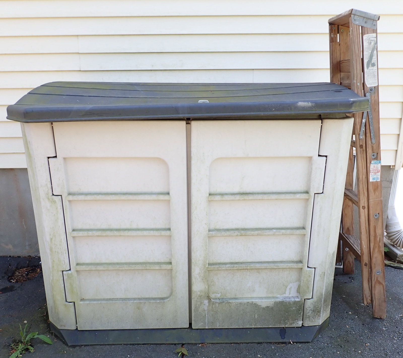 Rubbermaid Storage Containter (1 of 3)