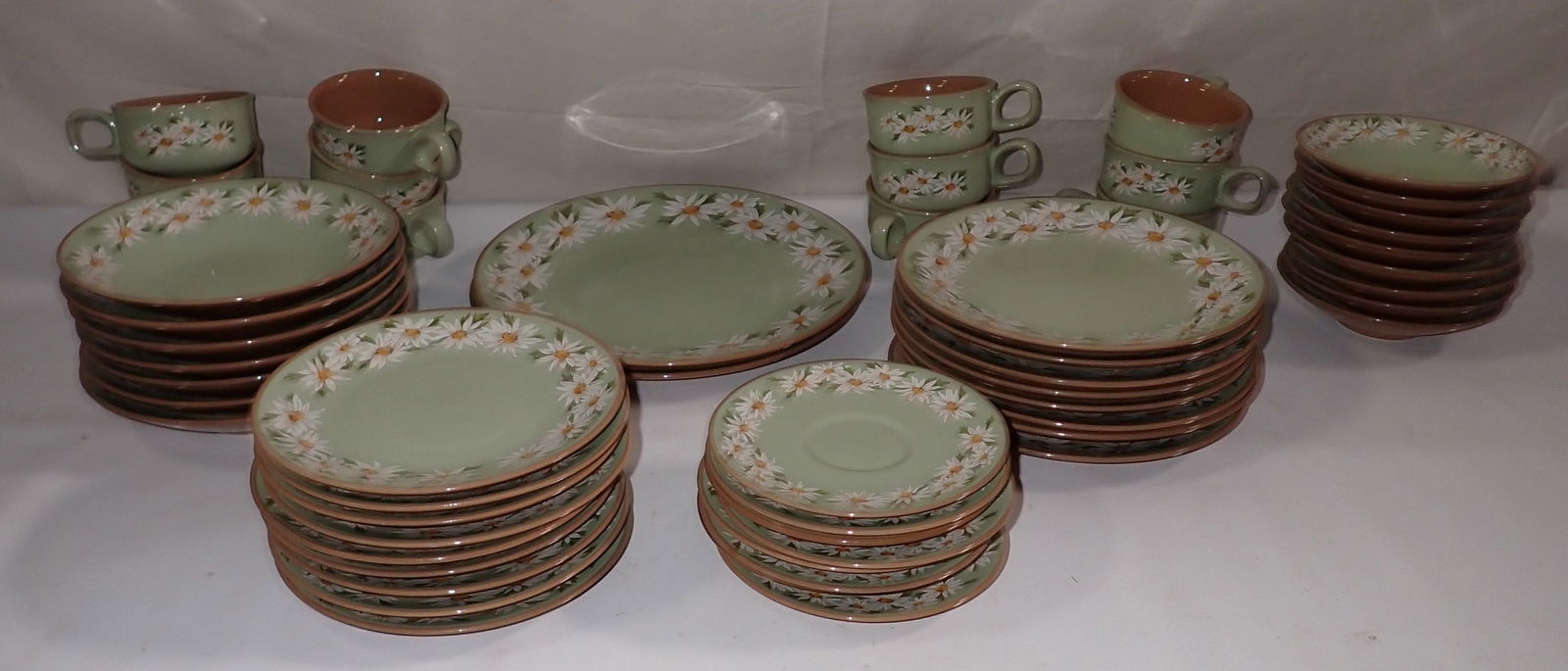 48pcs Taylor Smith Lazy Daisy Dinnerware (1 of 5)