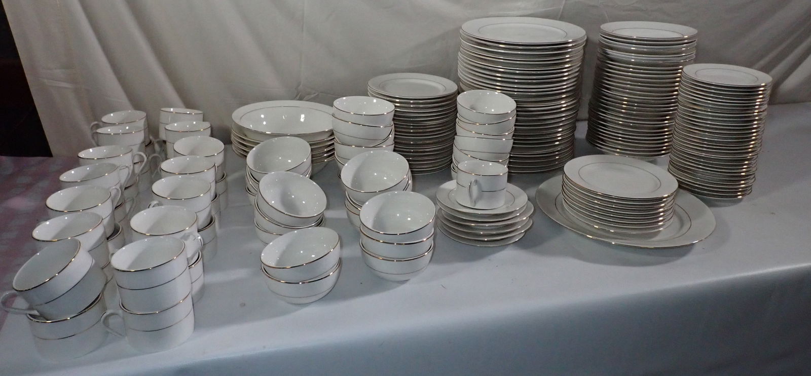 187 pcs Gibson Dinnerware: Approx 187 pcs. NO SHIPPING