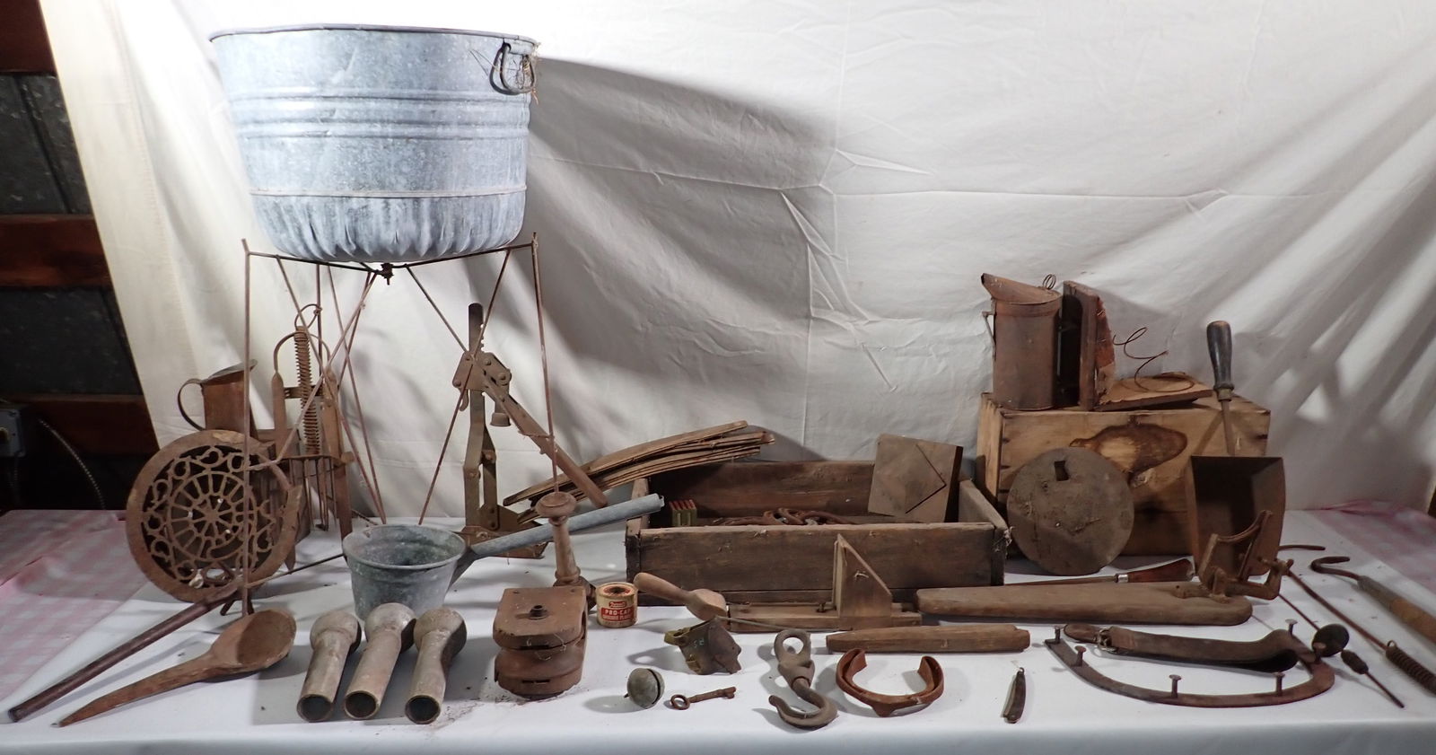 Bee Duster Horse Shoes Scoop & Misc (1 of 13)