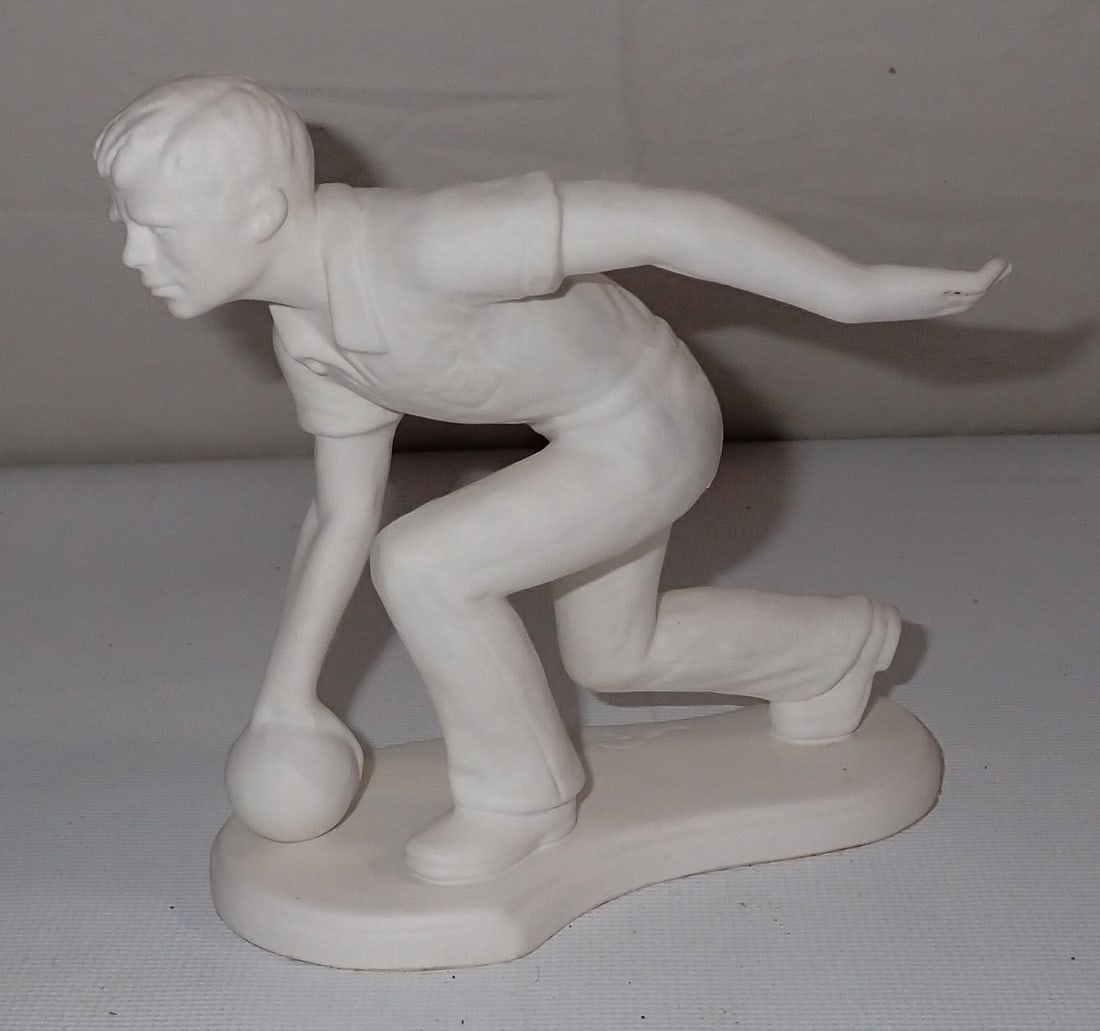 Goebel Bowler: Approx 5 1/4" long and 5 1/2" tall