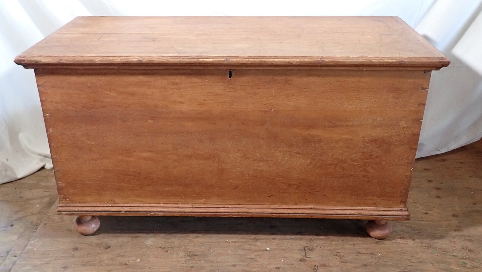 Blanket Chest: Apprx 20 1/2" x 43" x 23" tall. NO SHIPPING !