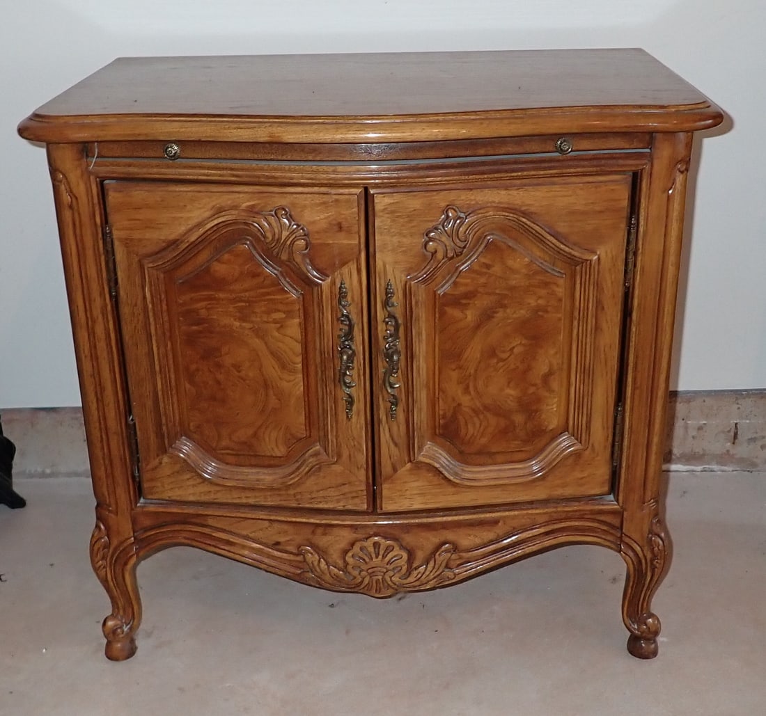 Thomasville Nightstand: Apprx 17 1/4" x 27" x 25 1/2" tall. No shipping !