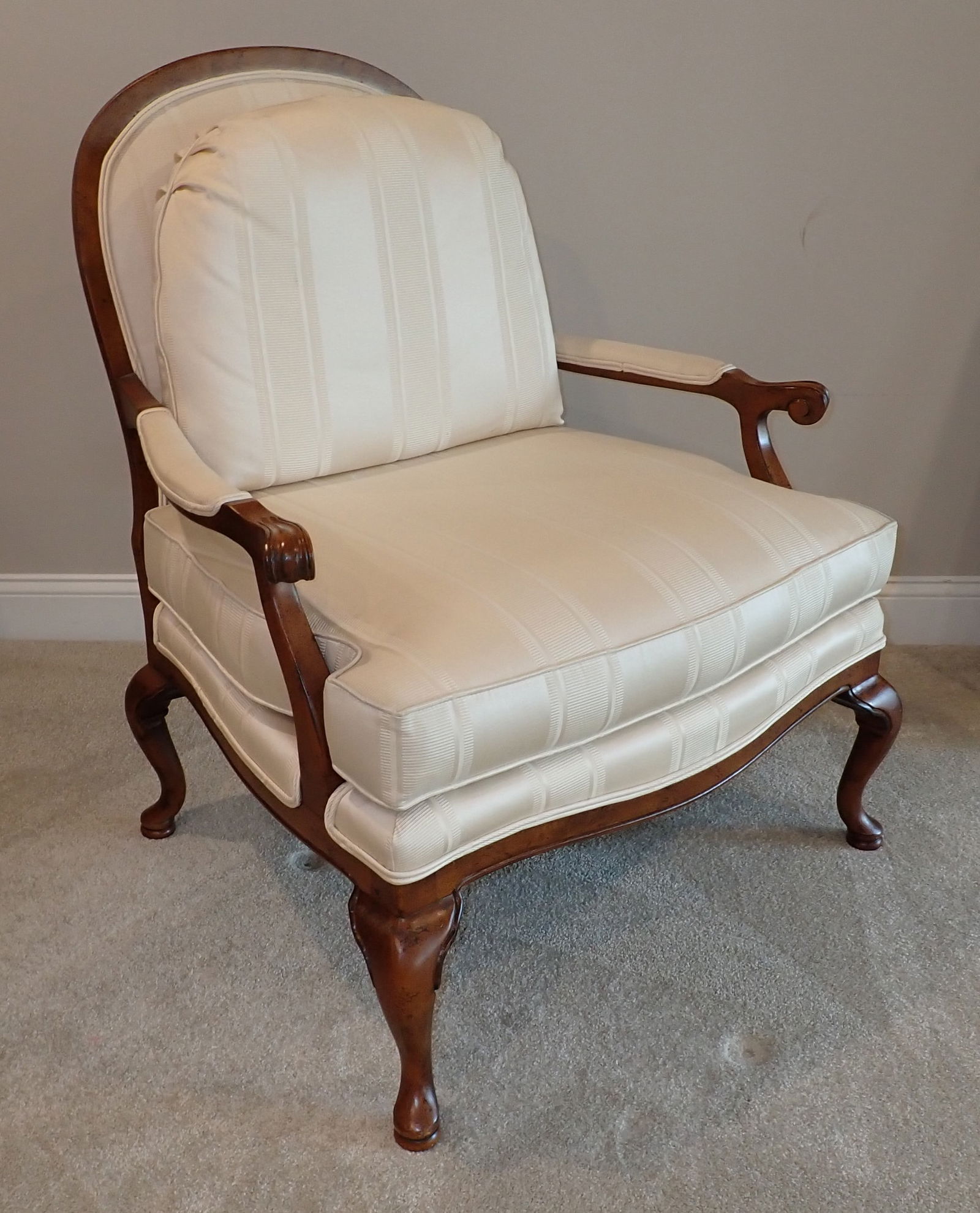 Thomasville Arm Chair: Approx 33 1/2" wide, 21 1/2" to seat, 20" deep, 40" tall. No shipping ! Will be located in garage, for easy removal !