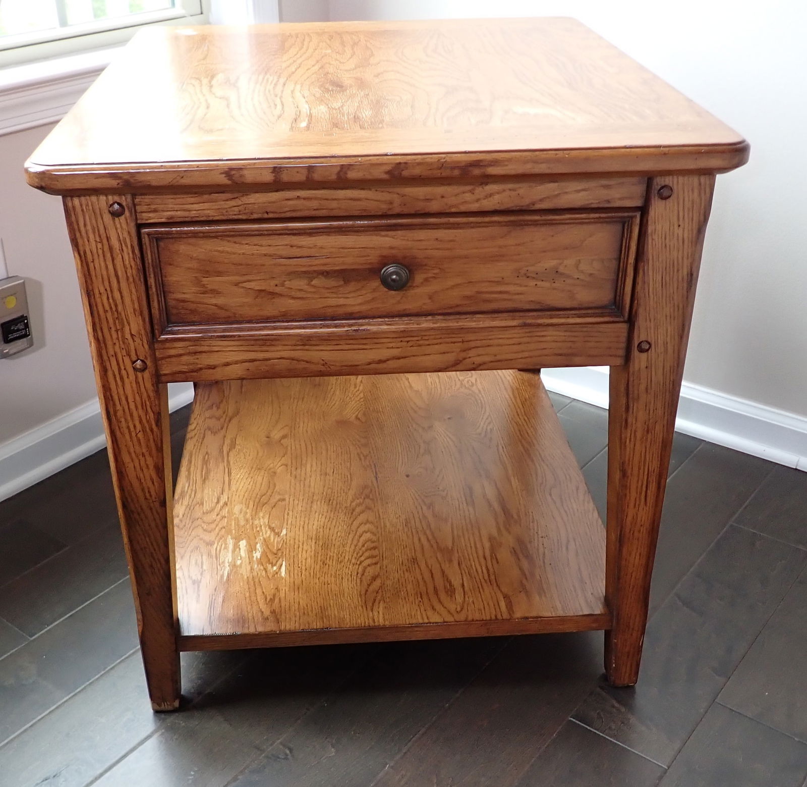 Thomasville End Table (1 of 4)