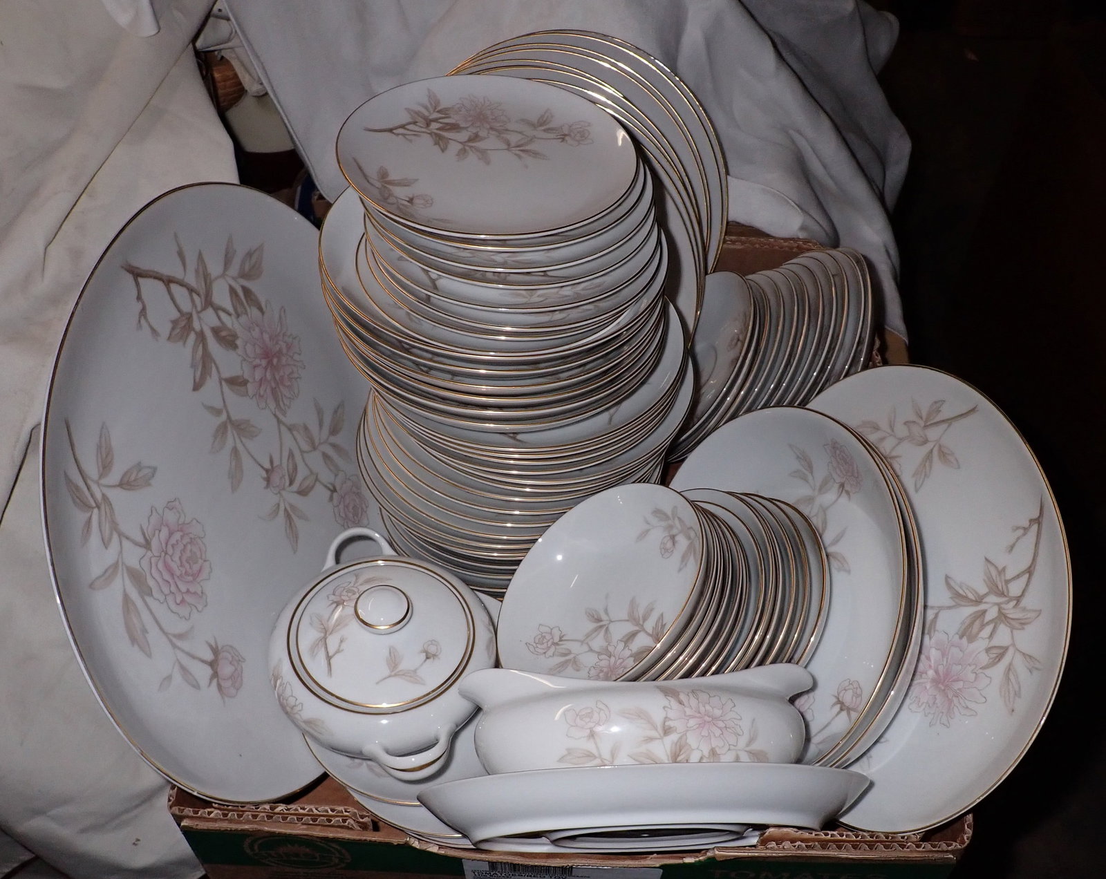 76pcs Harmony House Patricia China Dinnerware (1 of 3)
