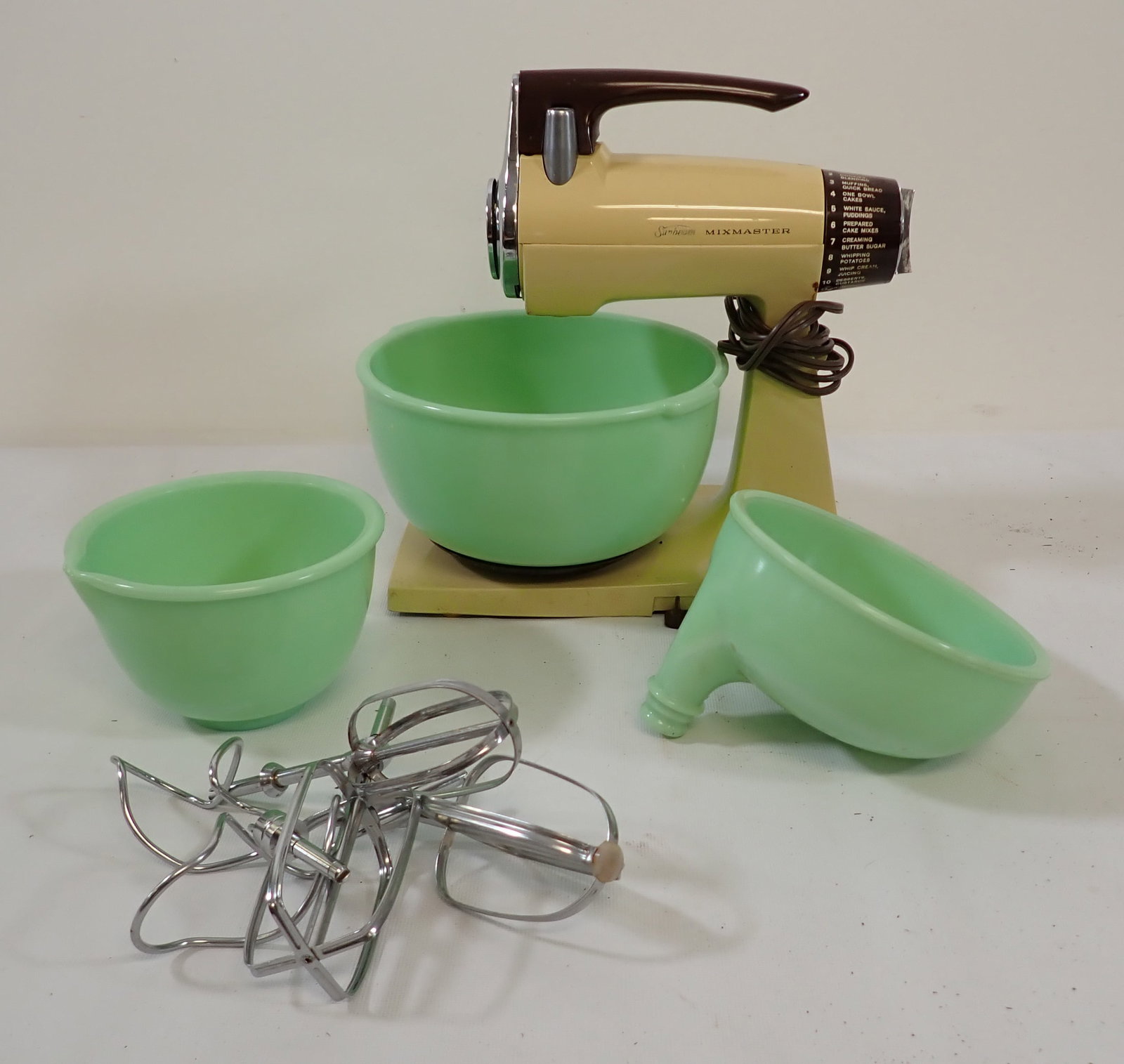 Sunbeam Mixmaster w/ Jadeite Uranium Bowls (1 of 4)