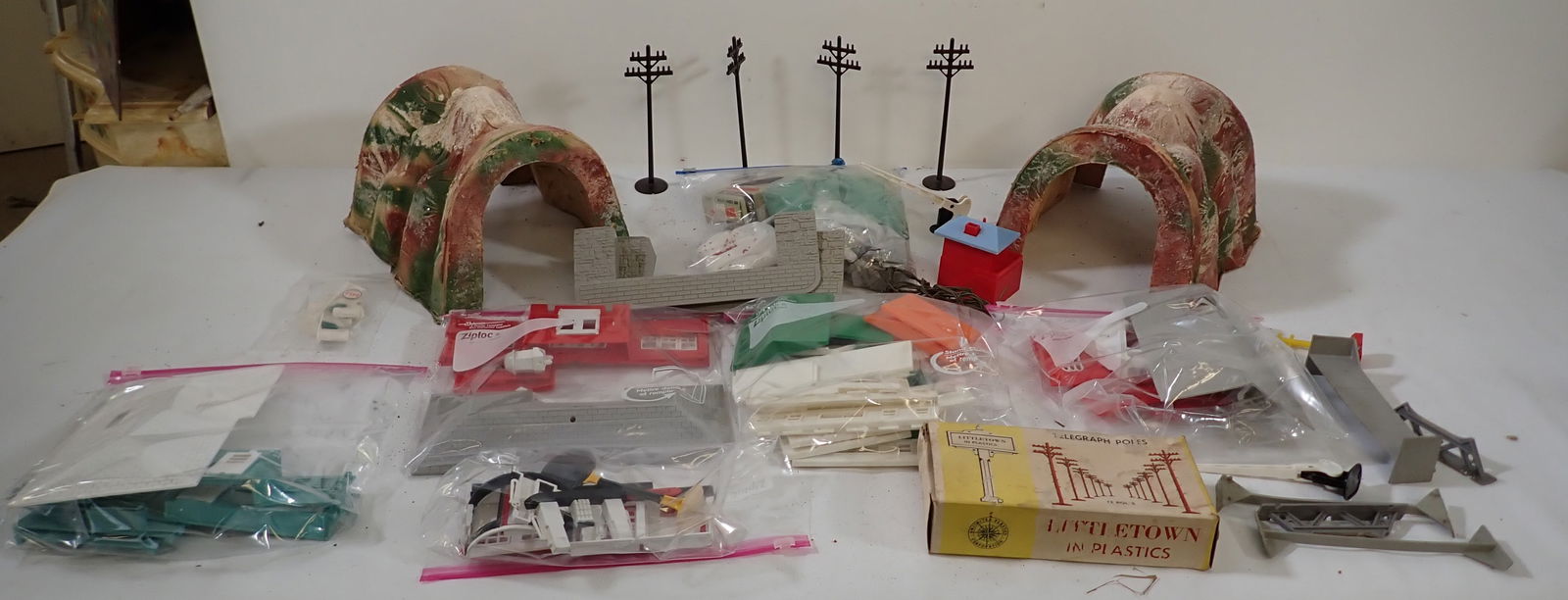Tunnels Plasticville & Misc Train Layout Accessories (1 of 6)