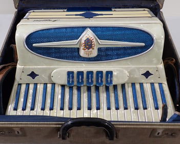 Maggini Accordian
