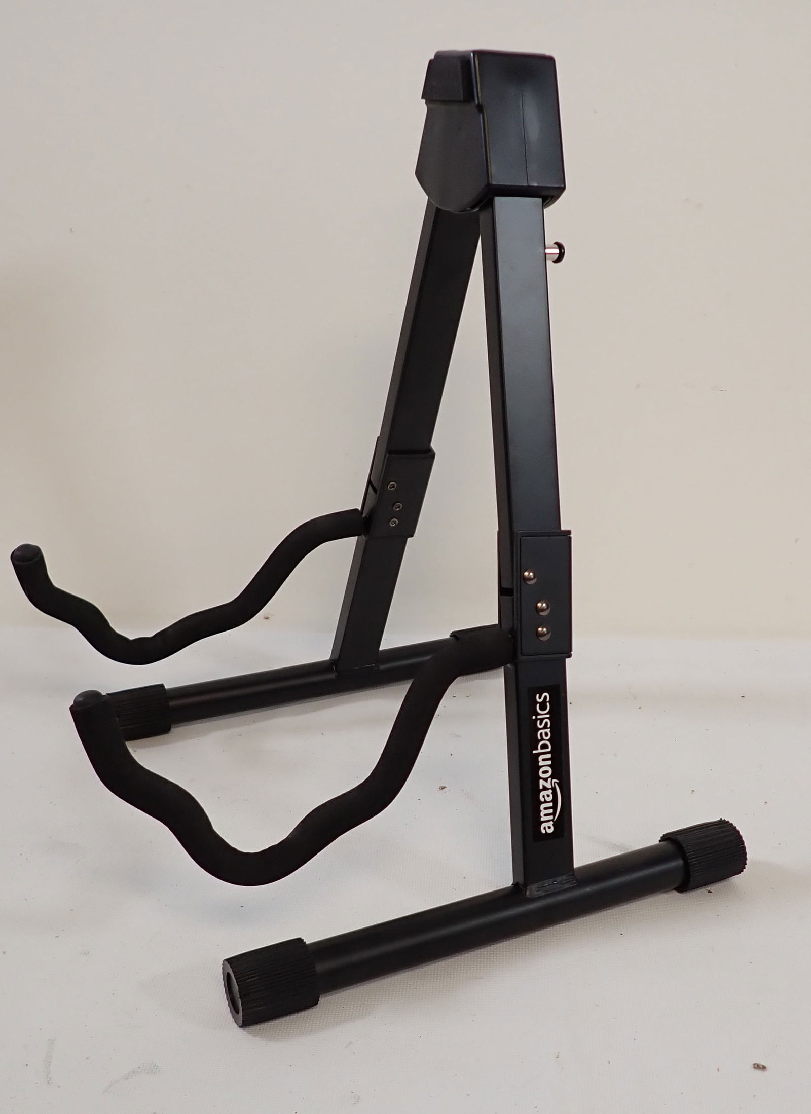 Amazonbasics Guitar Stand (1 of 1)