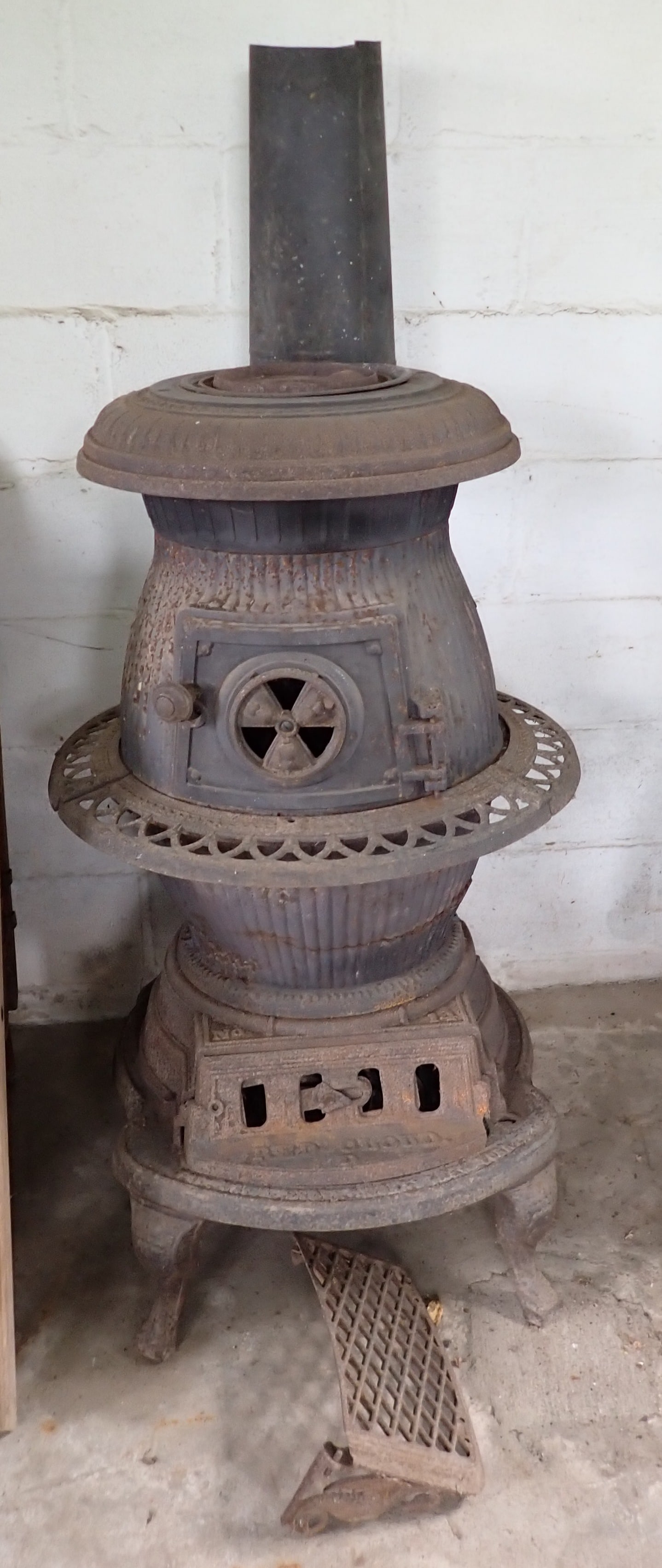 Red Cloud No. 14 Pot Belly Stove for Parts: Approx 42" tall. No shipping ! Bring help to remove