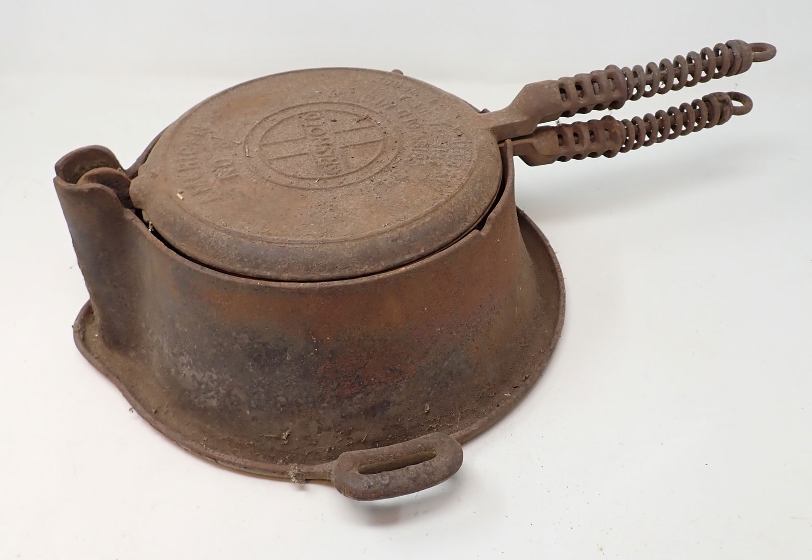 Griswold American No. 8 Waffle Iron (1 of 5)