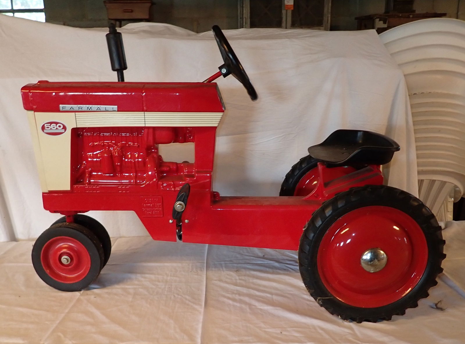 2000 Ertl Case IH Farmall 560 Pedal Tractor (1 of 7)