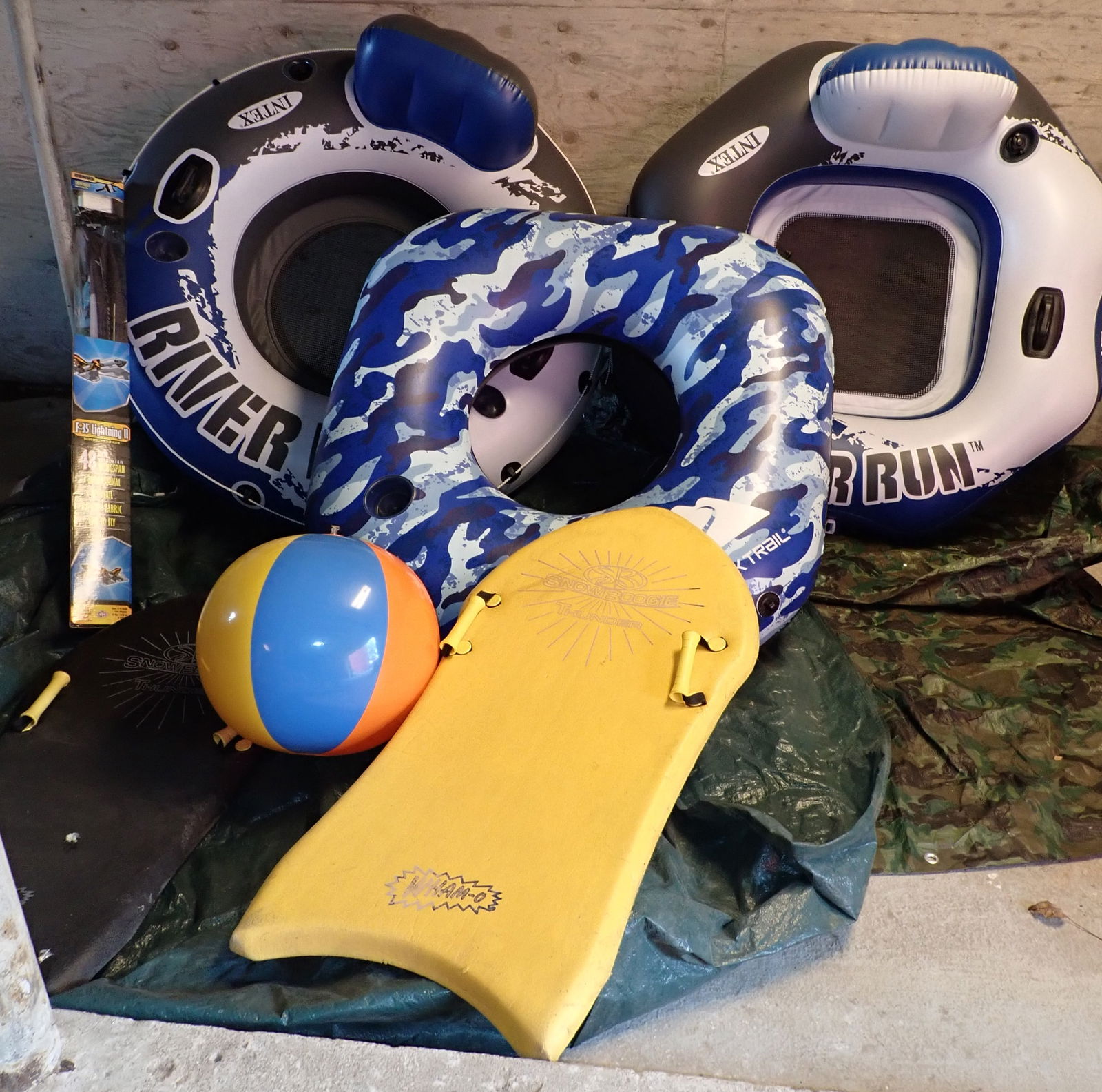 Tubes Snow Boogie Boards & Kite (1 of 6)