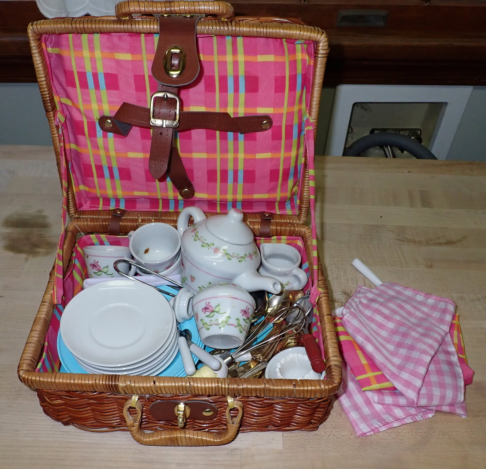 Childs Tea Set (1 of 3)