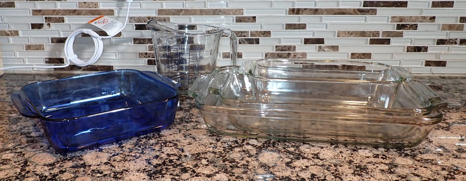 Anchor Hocking & Pyrex Baking Dishes Measuring Cup (1 of 3)