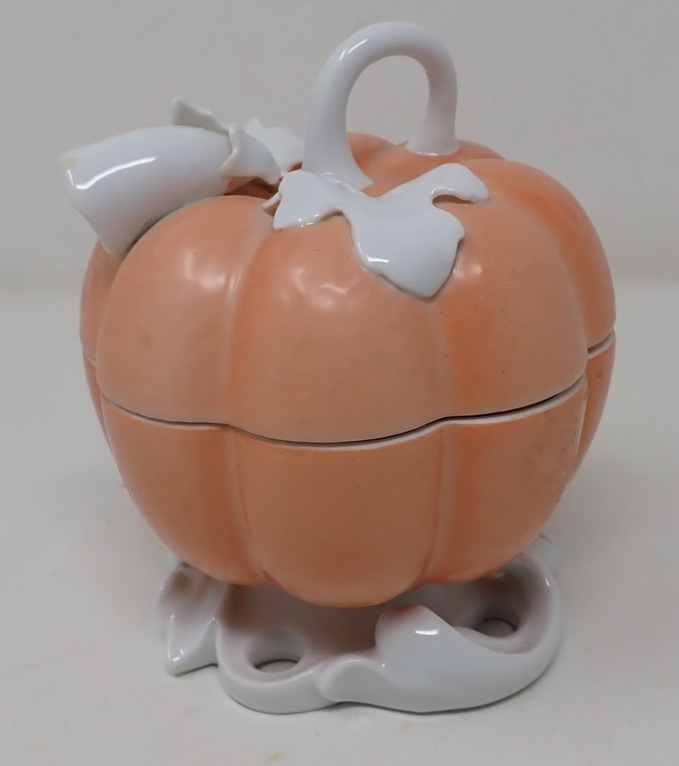 Mottahedeh Vista Alegre Pumpkin Covered Dish: Approx 4 1/2" in diameter and 5 1/4" tall.
