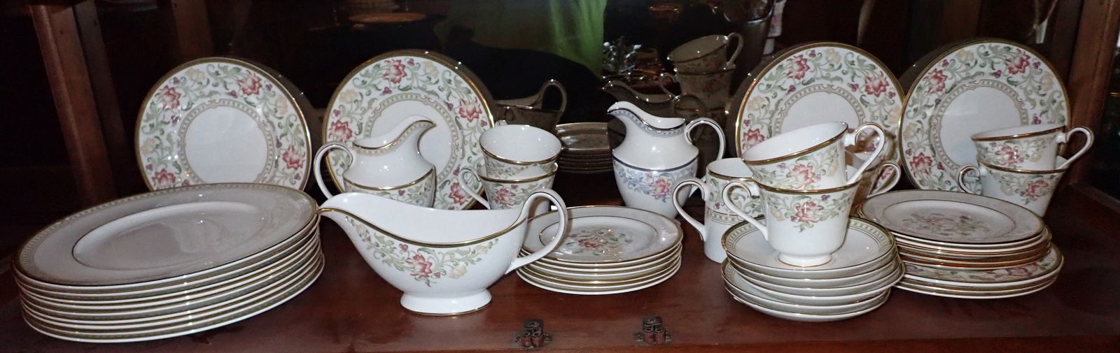 Royal Doulton Dinnerware (1 of 9)