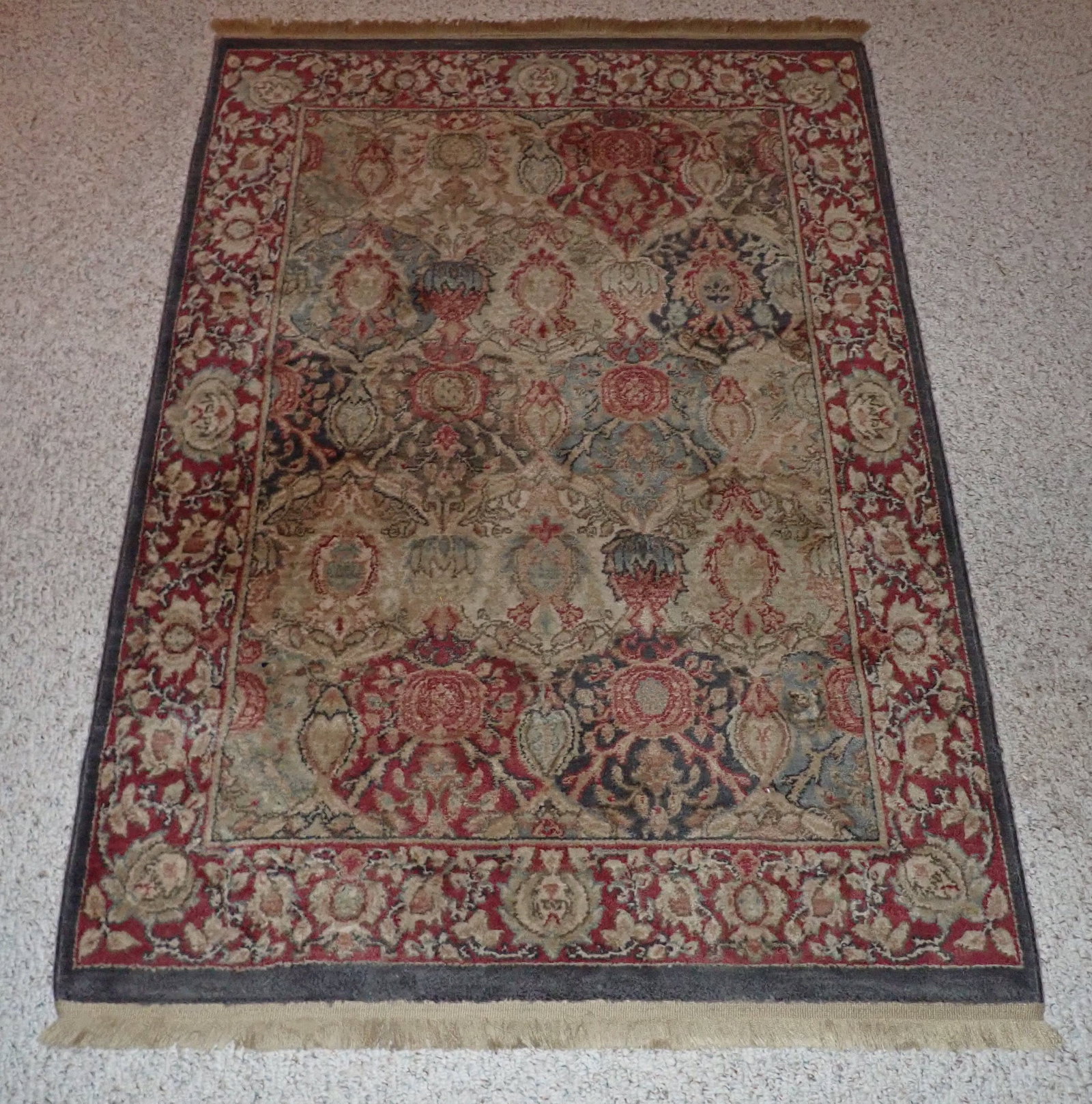 Oriental Style Area Rug: Apprx 46" x 69"