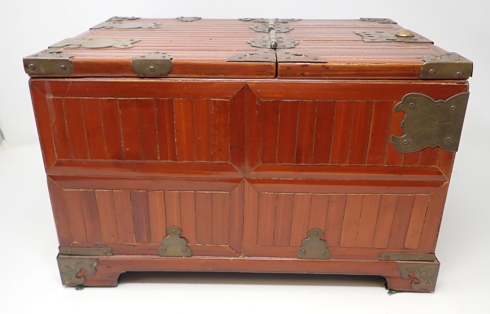 Asian Bamboo & Brass Dresser Chest w/ Mirror: Apprx 9 1/2" x 13"x 8 1/4" tall ( closed)